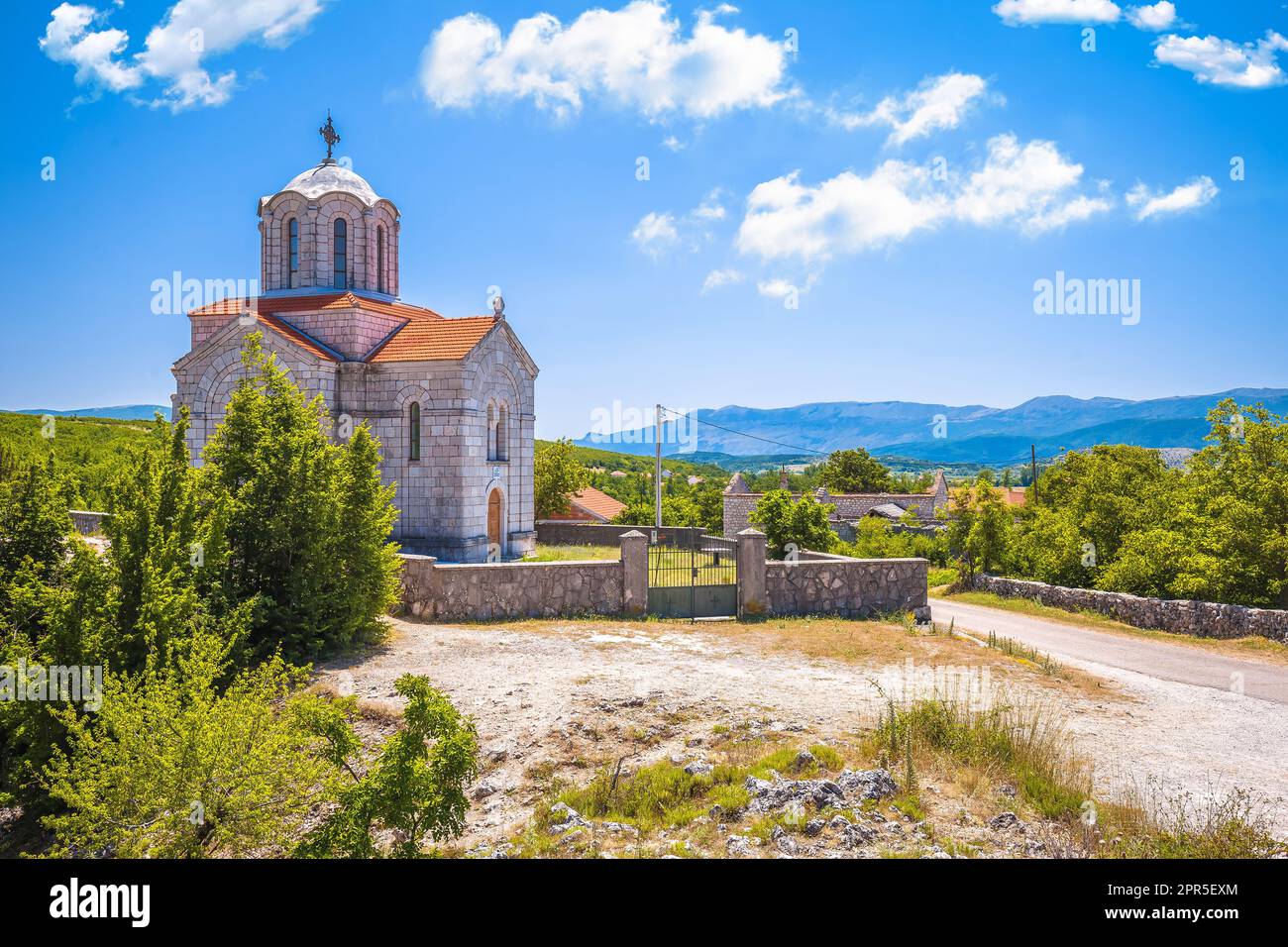 Fluss Cetina Quelle orthodoxe Kirche Blick, dalmatinische Zagora Region von Kroatien Stockfoto