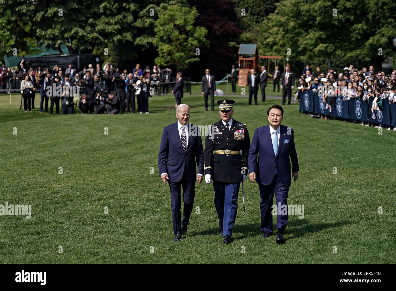 Washington, Usa. 26. April 2023. Präsident Joe Biden (L) und der südkoreanische Präsident Yoon Suk Yeol kehrten zurück, nachdem sie die Truppen im südlichen Rasen bei einer Ankunftszeremonie während eines Staatsbesuchs im Weißen Haus in Washington am Mittwoch, den 26. April 2023, überprüft hatten. Yoon ist am zweiten Tag eines dreitägigen Besuchs in DC. Foto: Al Drago/UPI Credit: UPI/Alamy Live News Stockfoto