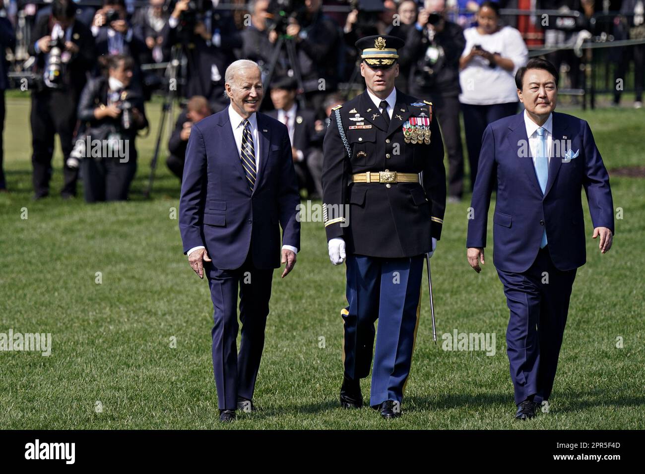 Washington, Usa. 26. April 2023. Präsident Joe Biden (L) und der südkoreanische Präsident Yoon Suk Yeol kehrten zurück, nachdem sie die Truppen im südlichen Rasen bei einer Ankunftszeremonie während eines Staatsbesuchs im Weißen Haus in Washington am Mittwoch, den 26. April 2023, überprüft hatten. Yoon ist am zweiten Tag eines dreitägigen Besuchs in DC. Foto: Al Drago/UPI Credit: UPI/Alamy Live News Stockfoto