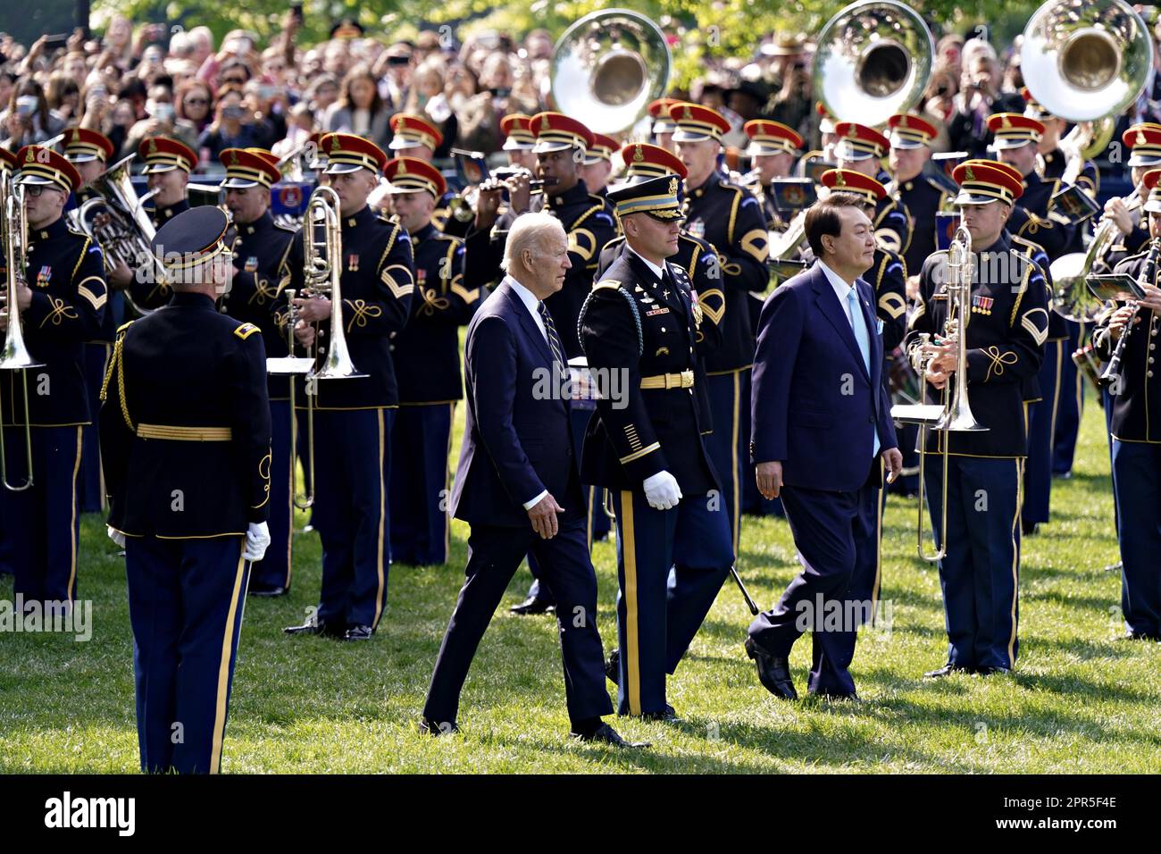 Washington, Usa. 26. April 2023. Präsident Joe Biden (L) und der südkoreanische Präsident Yoon Suk Yeol kehrten zurück, nachdem sie die Truppen im südlichen Rasen bei einer Ankunftszeremonie während eines Staatsbesuchs im Weißen Haus in Washington am Mittwoch, den 26. April 2023, überprüft hatten. Yoon ist am zweiten Tag eines dreitägigen Besuchs in DC. Foto: Al Drago/UPI Credit: UPI/Alamy Live News Stockfoto