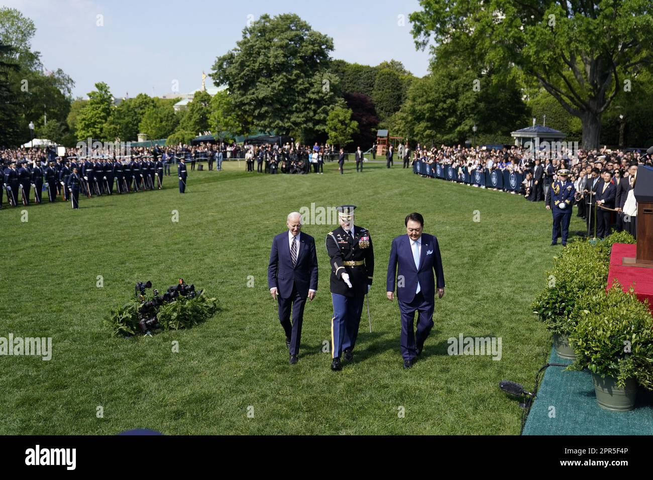 Washington, Usa. 26. April 2023. Präsident Joe Biden (L) und der südkoreanische Präsident Yoon Suk Yeol kehrten zurück, nachdem sie die Truppen im südlichen Rasen bei einer Ankunftszeremonie während eines Staatsbesuchs im Weißen Haus in Washington am Mittwoch, den 26. April 2023, überprüft hatten. Yoon ist am zweiten Tag eines dreitägigen Besuchs in DC. Foto: Al Drago/UPI Credit: UPI/Alamy Live News Stockfoto