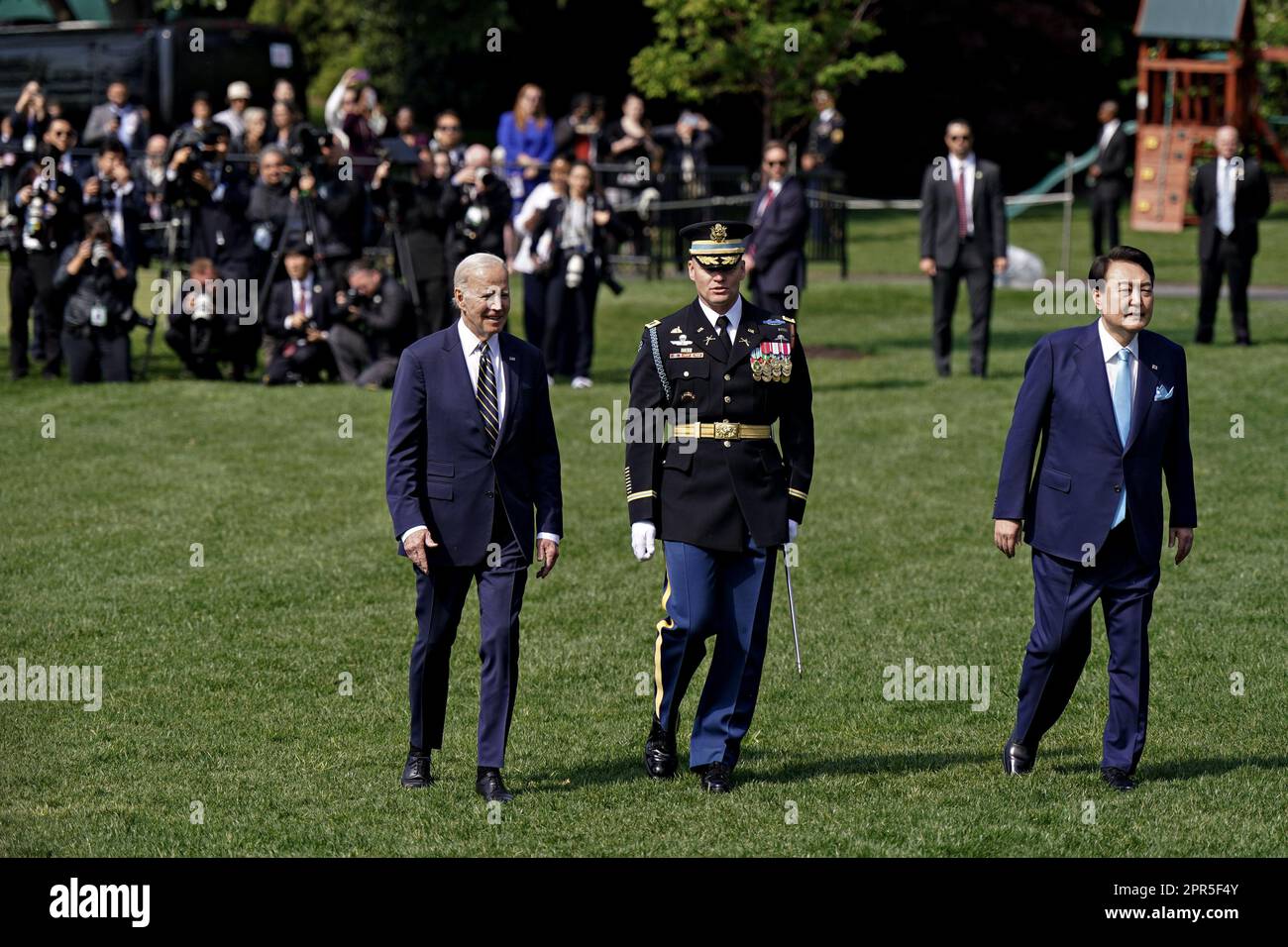 Washington, Usa. 26. April 2023. Präsident Joe Biden (L) und der südkoreanische Präsident Yoon Suk Yeol kehrten zurück, nachdem sie die Truppen im südlichen Rasen bei einer Ankunftszeremonie während eines Staatsbesuchs im Weißen Haus in Washington am Mittwoch, den 26. April 2023, überprüft hatten. Yoon ist am zweiten Tag eines dreitägigen Besuchs in DC. Foto: Al Drago/UPI Credit: UPI/Alamy Live News Stockfoto