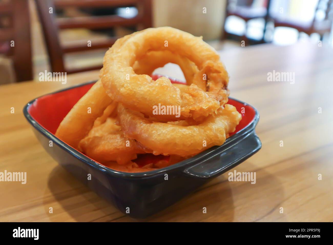 Zwiebelring, gebratene Zwiebeln oder frittierte Zwiebeln zum Servieren Stockfoto