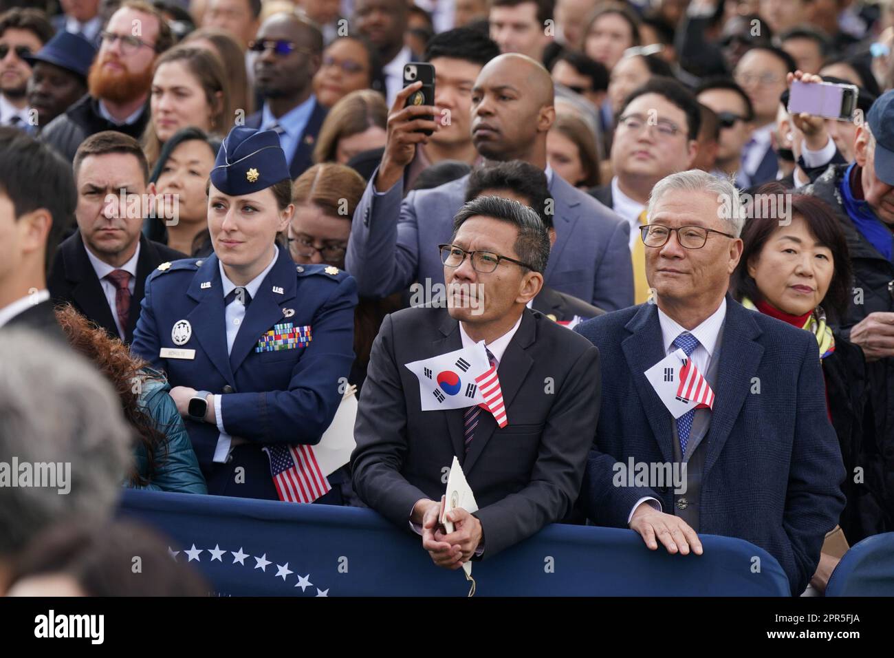 Washington, Usa. 26. April 2023. Anhänger nehmen am Mittwoch, den 26. April 2023, an der Ankunftszeremonie für den südkoreanischen Präsidenten Yoon Suk Yeol während eines Staatsbesuchs im Weißen Haus in Washington Teil. Yoon ist am zweiten Tag eines dreitägigen Besuchs in DC. Foto: Al Drago/UPI Credit: UPI/Alamy Live News Stockfoto Washington, Usa. 26. April 2023. Anhänger nehmen am Mittwoch, den 26. April 2023, an der Ankunftszeremonie für den südkoreanischen Präsidenten Yoon Suk Yeol während eines Staatsbesuchs im Weißen Haus in Washington Teil. Yoon ist am zweiten Tag eines dreitägigen Besuchs in DC. Foto: Al Drago/UPI Credit: UPI/Alamy Live News Stockfoto