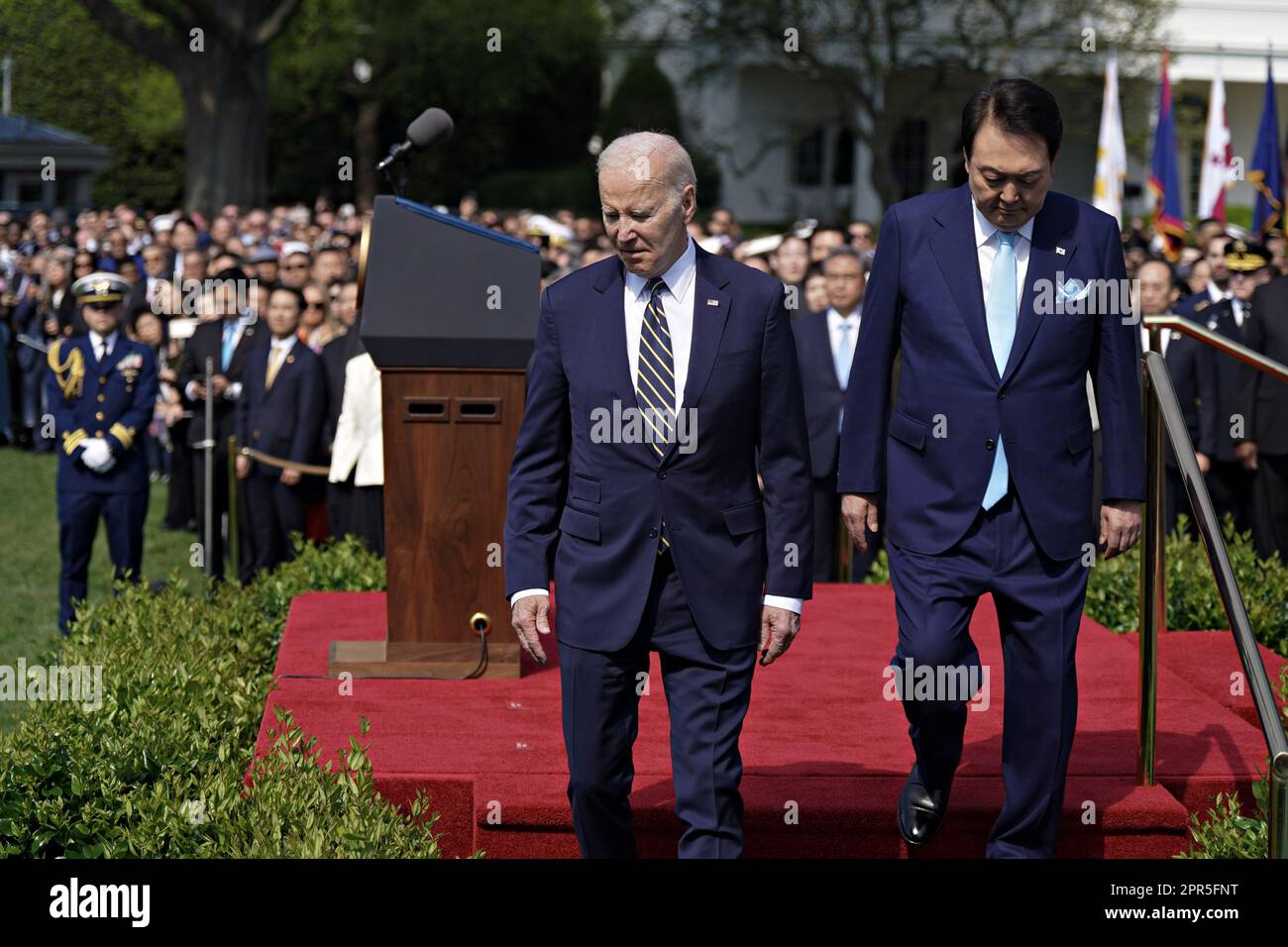 Washington, Usa. 26. April 2023. Präsident Joe Biden und der südkoreanische Präsident Yoon Suk Yeol (R) verlassen das Podium bei einer Ankunftszeremonie während eines Staatsbesuchs im Weißen Haus in Washington, DC, am Mittwoch, den 26. April 2023. Yoon ist am zweiten Tag eines dreitägigen Besuchs in DC. Foto: Al Drago/UPI Credit: UPI/Alamy Live News Stockfoto