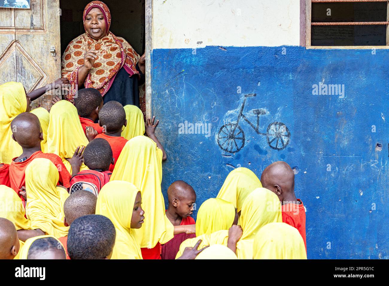 Gruppe von Kindern mit Hijab in der Schule, Kidoti, Sansibar, Tansania Stockfoto