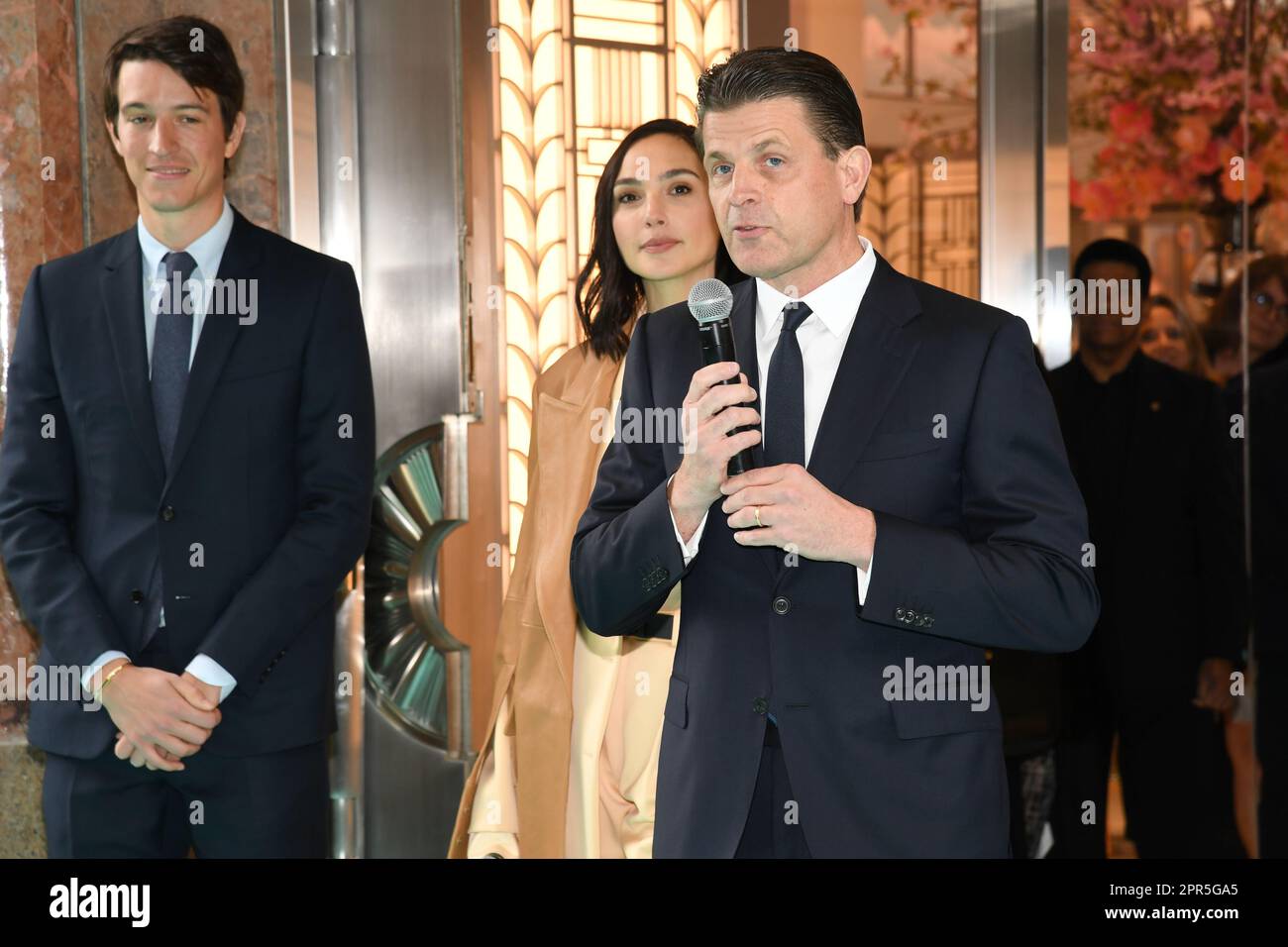 New York, USA. 26. April 2023. Alexandre Arnault, Gal Gadot und Anthony Ledru nehmen am 26. April 2023 am Tiffany & Co Landmark Ribbon Cutting in New York, New York, Teil. (Foto: Efren Landaos/Sipa USA) Guthaben: SIPA USA/Alamy Live News Stockfoto