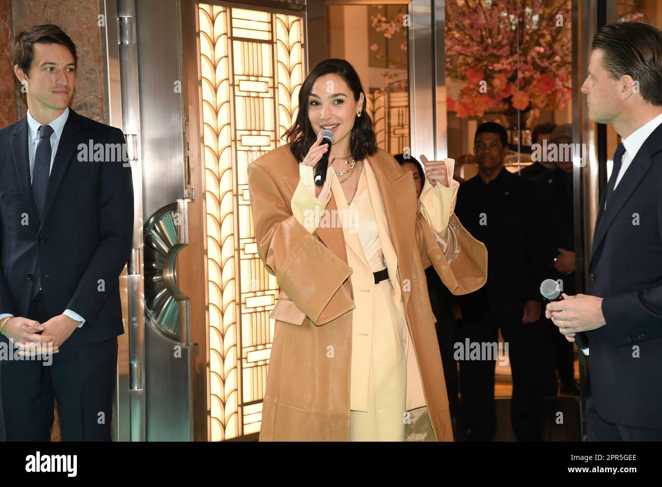 New York, USA. 26. April 2023. Alexandre Arnault, Gal Gadot und Anthony Ledru nehmen am 26. April 2023 am Tiffany & Co Landmark Ribbon Cutting in New York, New York, Teil. (Foto: Efren Landaos/Sipa USA) Guthaben: SIPA USA/Alamy Live News Stockfoto