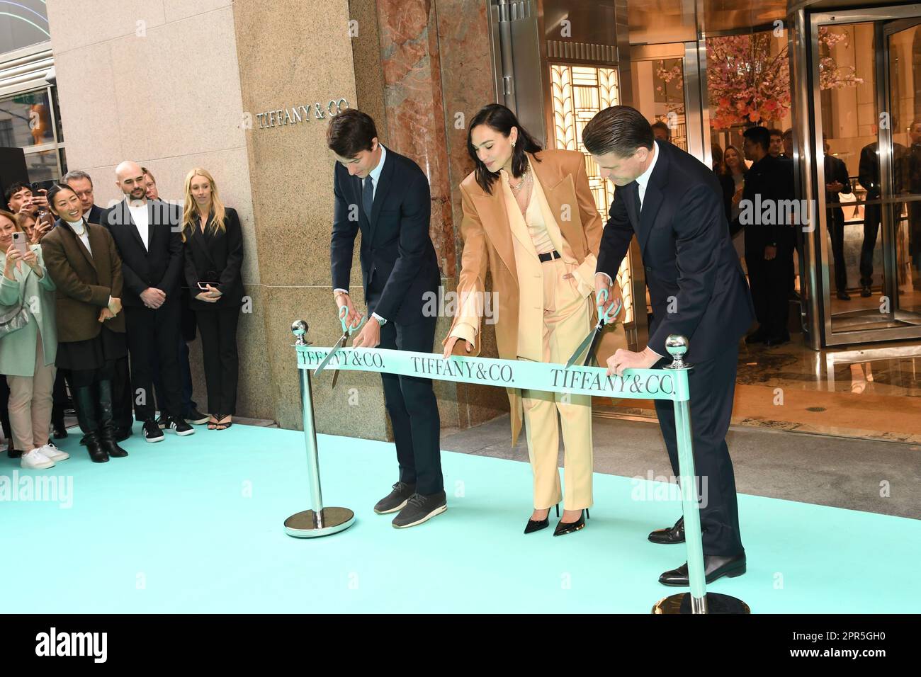 New York, USA. 26. April 2023. Alexandre Arnault, Gal Gadot und Anthony Ledru nehmen am 26. April 2023 am Tiffany & Co Landmark Ribbon Cutting in New York, New York, Teil. (Foto: Efren Landaos/Sipa USA) Guthaben: SIPA USA/Alamy Live News Stockfoto