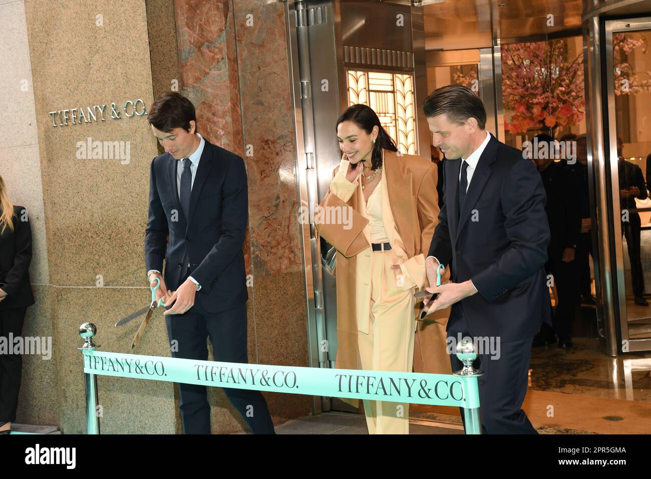 New York, USA. 26. April 2023. Alexandre Arnault, Gal Gadot und Anthony Ledru nehmen am 26. April 2023 am Tiffany & Co Landmark Ribbon Cutting in New York, New York, Teil. (Foto: Efren Landaos/Sipa USA) Guthaben: SIPA USA/Alamy Live News Stockfoto