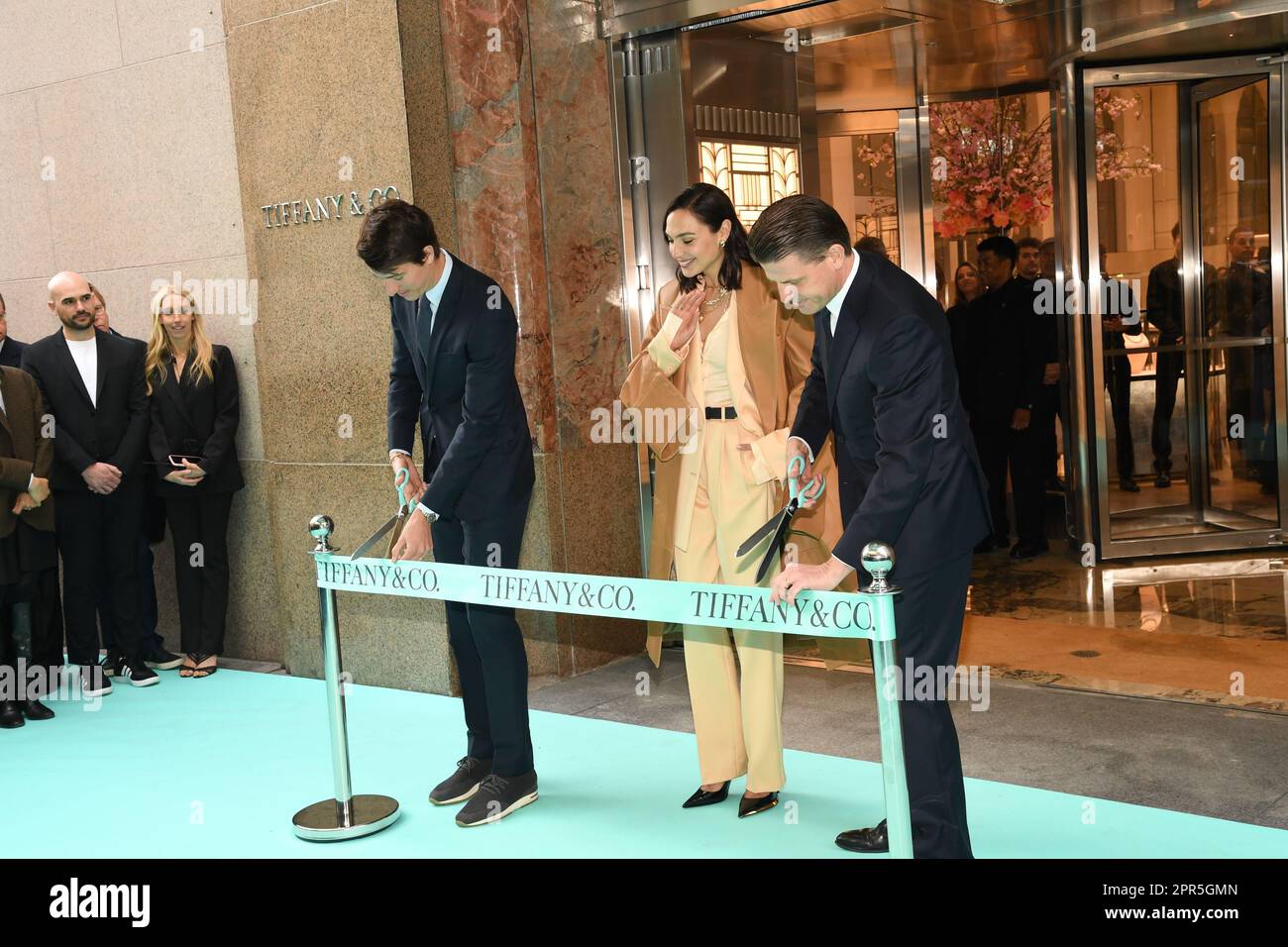 New York, USA. 26. April 2023. Alexandre Arnault, Gal Gadot und Anthony Ledru nehmen am 26. April 2023 am Tiffany & Co Landmark Ribbon Cutting in New York, New York, Teil. (Foto: Efren Landaos/Sipa USA) Guthaben: SIPA USA/Alamy Live News Stockfoto