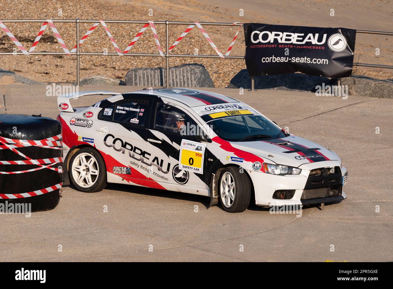 Tony Clements fährt den 0-Sicherheitswagen, Kurswagen testet die Bühne bei der Corbeau Seats Rallye am Meer in Clacton on Sea, Essex, Großbritannien. Stockfoto