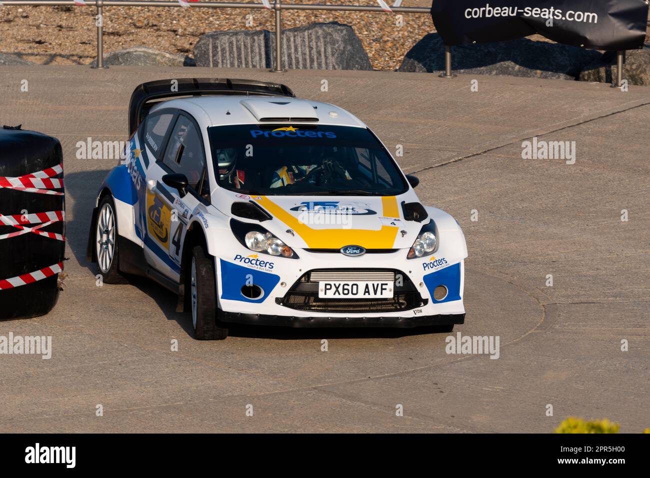 Kevin Proctor fährt einen Ford Fiesta WRC, der an der Corbeau Seats Rallye am Meer in Clacton on Sea, Essex, Großbritannien, teilnimmt. Mitfahrer Tom Woodburn Stockfoto