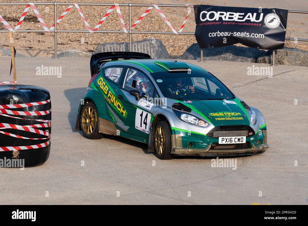 Steve Finch fährt einen Ford Fiesta R5+, der an der Corbeau Seats Rallye am Meer in Clacton on Sea, Essex, Großbritannien teilnimmt. Mitfahrer Sam Fordham Stockfoto