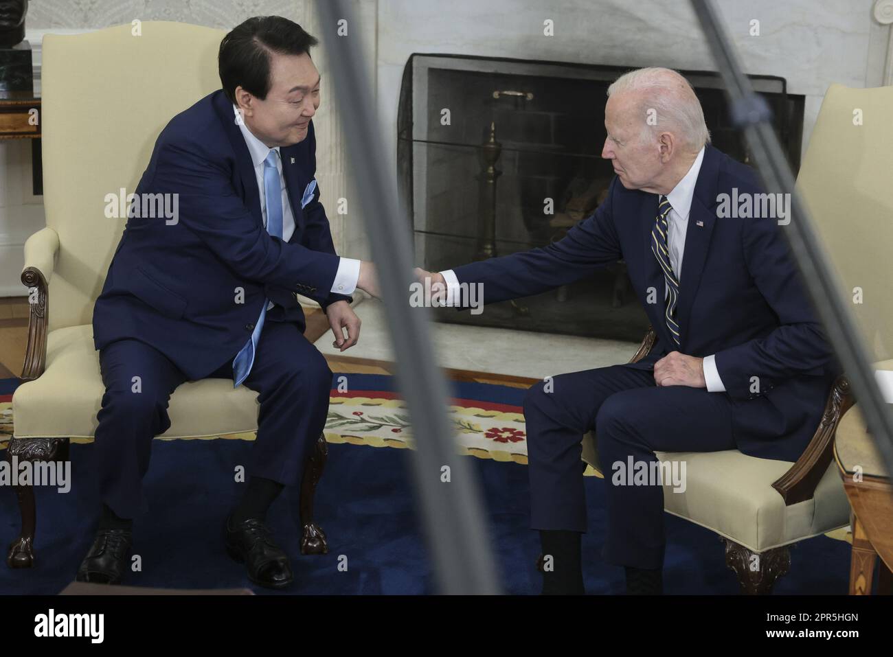 Washington, Usa. 26. April 2023. Der südkoreanische Präsident Yoon Suk Yeol (L) und Präsident Joe Biden halten während eines offiziellen Staatsbesuchs in Washington am Mittwoch, den 26. April 2023, ein bilaterales Treffen im Oval Office ab. Yoon ist am zweiten Tag eines dreitägigen Besuchs in DC. Foto: Oliver Contreras/UPI Credit: UPI/Alamy Live News Stockfoto