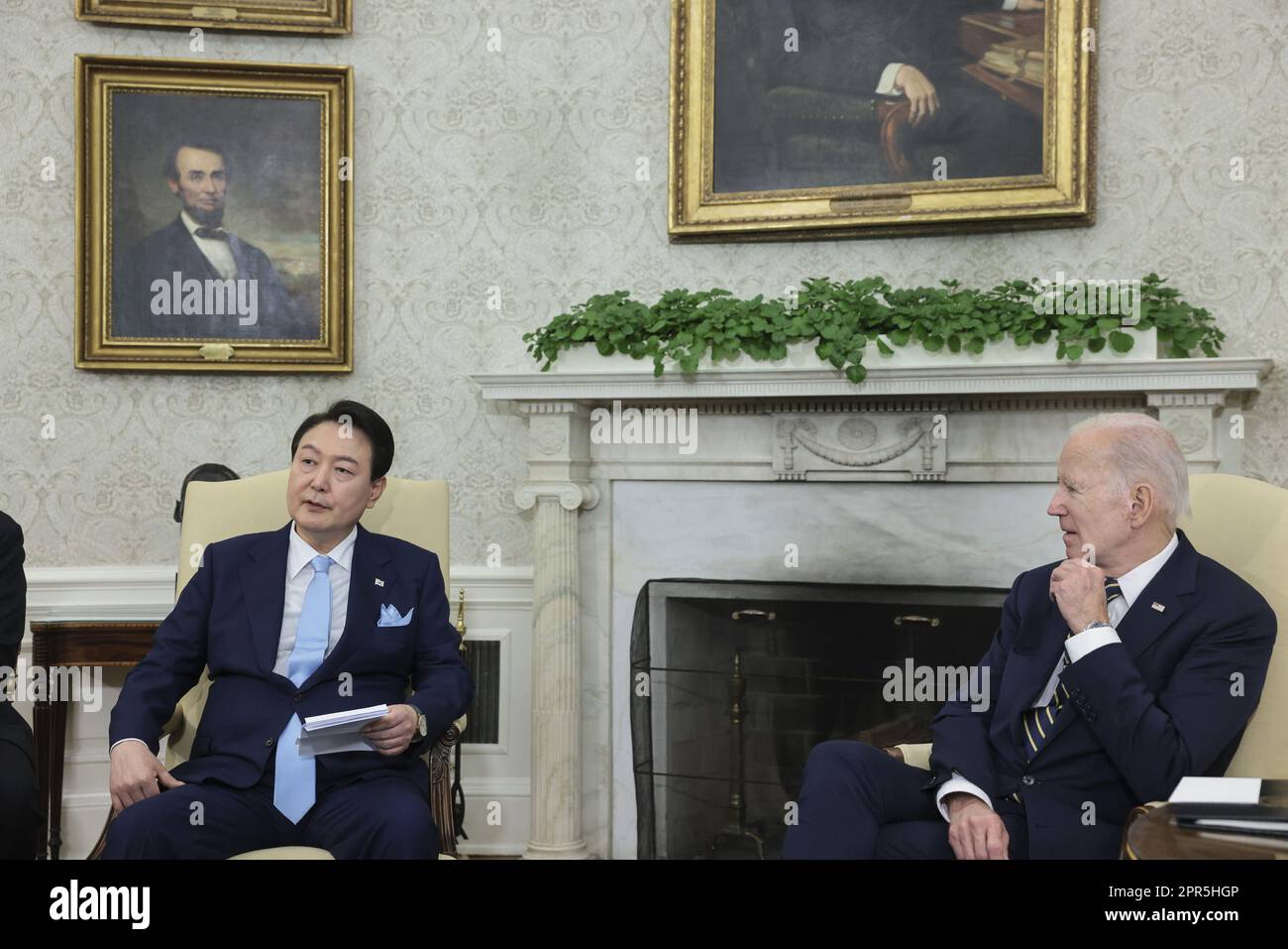 Washington, Usa. 26. April 2023. Der südkoreanische Präsident Yoon Suk Yeol (L) und Präsident Joe Biden halten während eines offiziellen Staatsbesuchs in Washington am Mittwoch, den 26. April 2023, ein bilaterales Treffen im Oval Office ab. Yoon ist am zweiten Tag eines dreitägigen Besuchs in DC. Foto: Oliver Contreras/UPI Credit: UPI/Alamy Live News Stockfoto