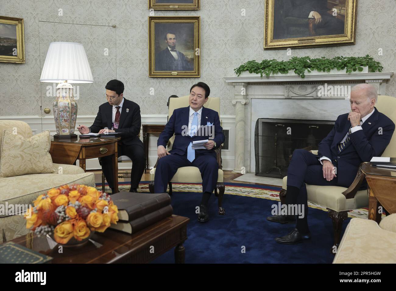 Washington, Usa. 26. April 2023. Der südkoreanische Präsident Yoon Suk Yeol (L) und Präsident Joe Biden halten während eines offiziellen Staatsbesuchs in Washington am Mittwoch, den 26. April 2023, ein bilaterales Treffen im Oval Office ab. Yoon ist am zweiten Tag eines dreitägigen Besuchs in DC. Foto: Oliver Contreras/UPI Credit: UPI/Alamy Live News Stockfoto