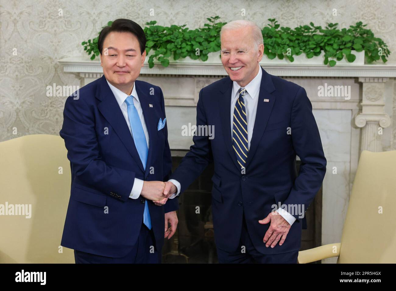 Washington, Usa. 26. April 2023. Der südkoreanische Präsident Yoon Suk Yeol (L) und Präsident Joe Biden halten während eines offiziellen Staatsbesuchs in Washington am Mittwoch, den 26. April 2023, ein bilaterales Treffen im Oval Office ab. Yoon ist am zweiten Tag eines dreitägigen Besuchs in DC. Foto: Oliver Contreras/UPI Credit: UPI/Alamy Live News Stockfoto