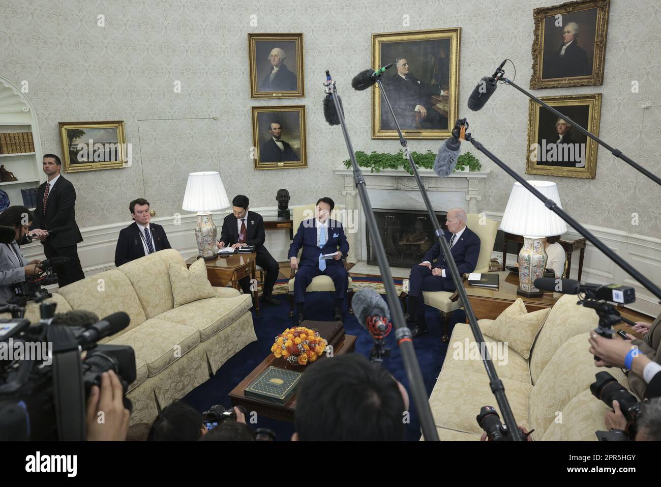Washington, Usa. 26. April 2023. Der südkoreanische Präsident Yoon Suk Yeol (L) und Präsident Joe Biden halten während eines offiziellen Staatsbesuchs in Washington am Mittwoch, den 26. April 2023, ein bilaterales Treffen im Oval Office ab. Yoon ist am zweiten Tag eines dreitägigen Besuchs in DC. Foto: Oliver Contreras/UPI Credit: UPI/Alamy Live News Stockfoto