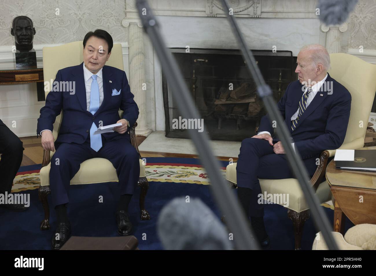 Washington, Usa. 26. April 2023. Der südkoreanische Präsident Yoon Suk Yeol (L) und Präsident Joe Biden halten während eines offiziellen Staatsbesuchs in Washington am Mittwoch, den 26. April 2023, ein bilaterales Treffen im Oval Office ab. Yoon ist am zweiten Tag eines dreitägigen Besuchs in DC. Foto: Oliver Contreras/UPI Credit: UPI/Alamy Live News Stockfoto