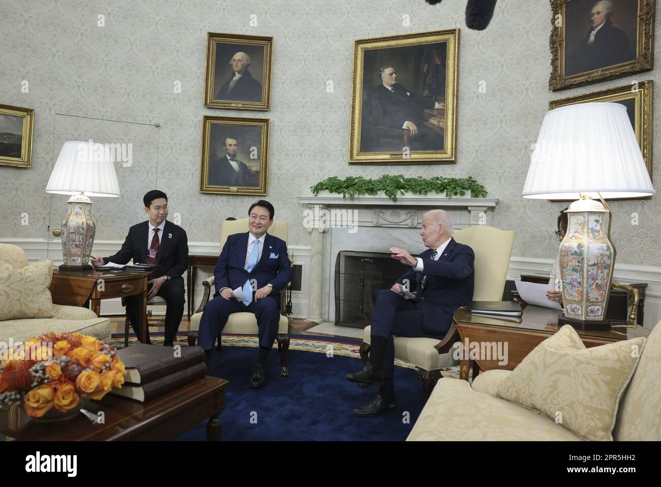 Washington, Usa. 26. April 2023. Der südkoreanische Präsident Yoon Suk Yeol (L) und Präsident Joe Biden halten während eines offiziellen Staatsbesuchs in Washington am Mittwoch, den 26. April 2023, ein bilaterales Treffen im Oval Office ab. Yoon ist am zweiten Tag eines dreitägigen Besuchs in DC. Foto: Oliver Contreras/UPI Credit: UPI/Alamy Live News Stockfoto