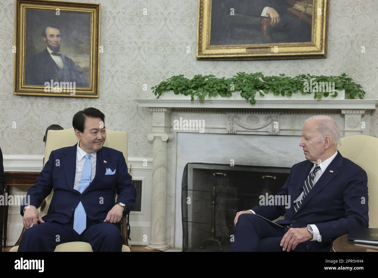 Washington, Usa. 26. April 2023. Der südkoreanische Präsident Yoon Suk Yeol (L) und Präsident Joe Biden halten während eines offiziellen Staatsbesuchs in Washington am Mittwoch, den 26. April 2023, ein bilaterales Treffen im Oval Office ab. Yoon ist am zweiten Tag eines dreitägigen Besuchs in DC. Foto: Oliver Contreras/UPI Credit: UPI/Alamy Live News Stockfoto