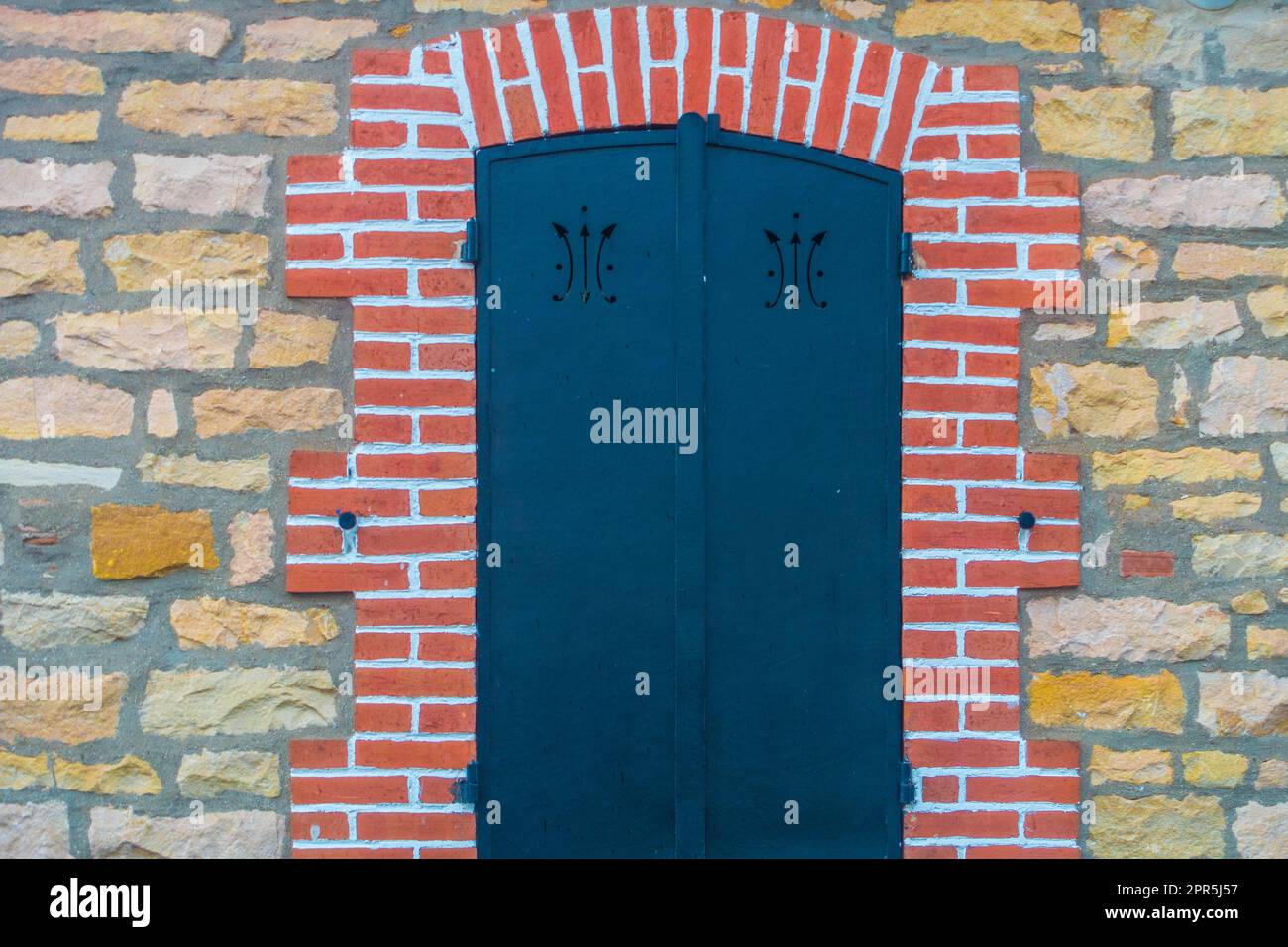 Mauer mit Mauerwerk und blauem Fenster mit geschlossenen Fensterläden, Dijon, Frankreich Stockfoto