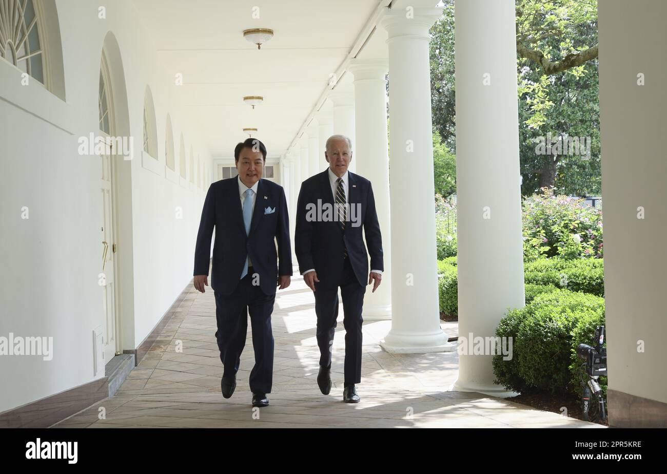 Washington, Usa. 26. April 2023. Präsident Joe Biden und der südkoreanische Präsident Yoon Suk Yeol (L) gehen am Mittwoch, den 26. April 2023, nach einer offiziellen Ankunftszeremonie im Weißen Haus auf dem südlichen Rasen des Weißen Hauses in Washington, DC, zum Oval Office auf der Westflügel-Kolonnade. Poolfoto von Leah Millis/UPI Credit: UPI/Alamy Live News Stockfoto