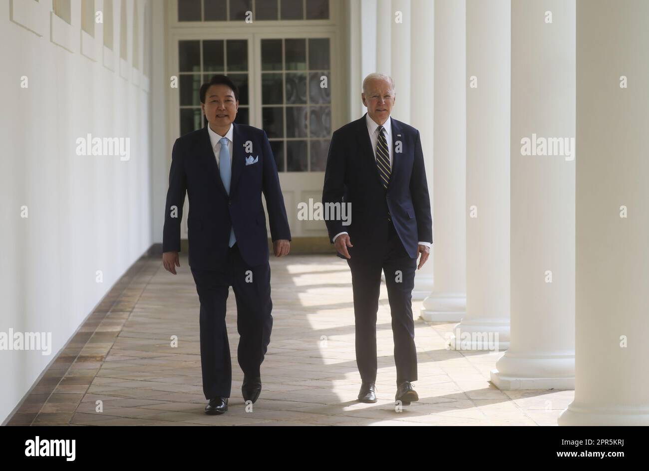 Washington, Usa. 26. April 2023. Präsident Joe Biden und der südkoreanische Präsident Yoon Suk Yeol (L) gehen am Mittwoch, den 26. April 2023, nach einer offiziellen Ankunftszeremonie im Weißen Haus auf dem südlichen Rasen des Weißen Hauses in Washington, DC, zum Oval Office auf der Westflügel-Kolonnade. Poolfoto von Leah Millis/UPI Credit: UPI/Alamy Live News Stockfoto