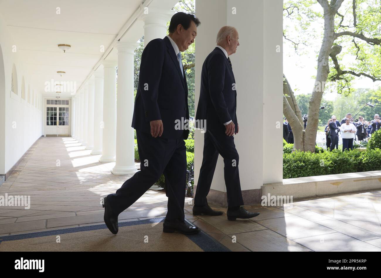 Washington, Usa. 26. April 2023. Präsident Joe Biden und der südkoreanische Präsident Yoon Suk Yeol (L) gehen am Mittwoch, den 26. April 2023, nach einer offiziellen Ankunftszeremonie im Weißen Haus auf dem südlichen Rasen des Weißen Hauses in Washington, DC, zum Oval Office auf der Westflügel-Kolonnade. Poolfoto von Leah Millis/UPI Credit: UPI/Alamy Live News Stockfoto