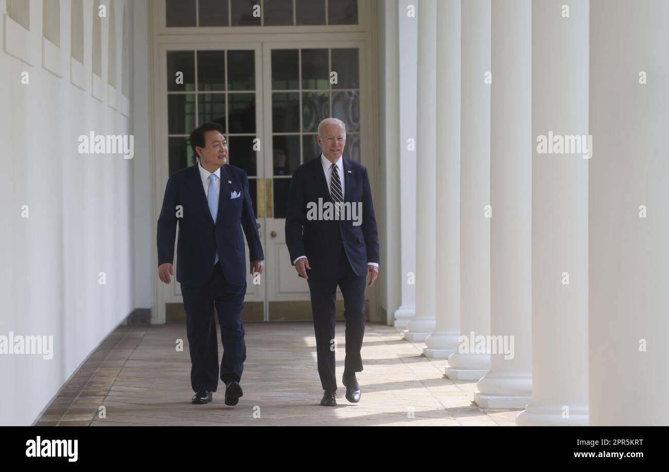 Washington, Usa. 26. April 2023. Präsident Joe Biden und der südkoreanische Präsident Yoon Suk Yeol (L) gehen am Mittwoch, den 26. April 2023, nach einer offiziellen Ankunftszeremonie im Weißen Haus auf dem südlichen Rasen des Weißen Hauses in Washington, DC, zum Oval Office auf der Westflügel-Kolonnade. Poolfoto von Leah Millis/UPI Credit: UPI/Alamy Live News Stockfoto
