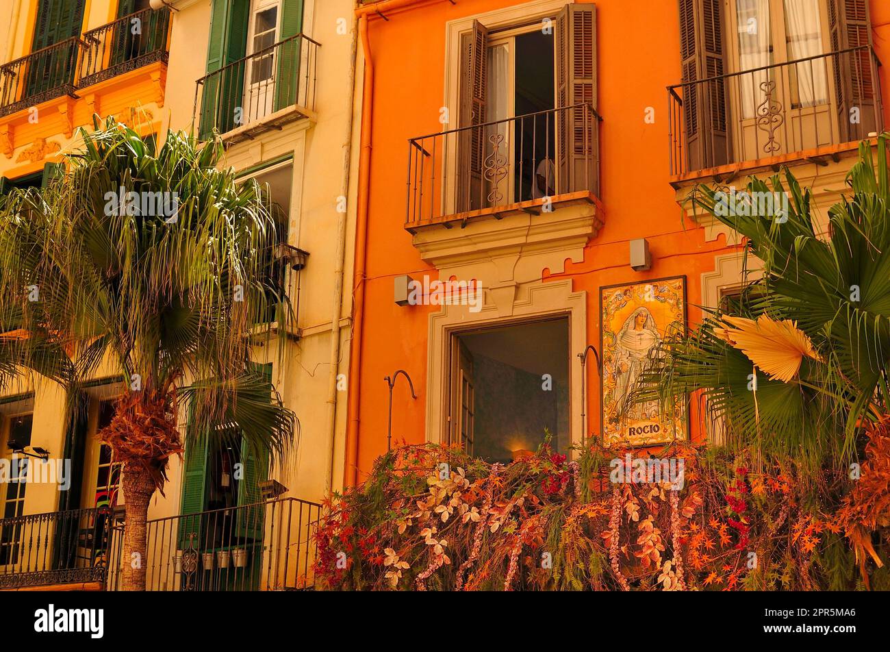 Helle und farbenfrohe spanische Stadthäuser in der Altstadt von Malaga, Spanien Stockfoto