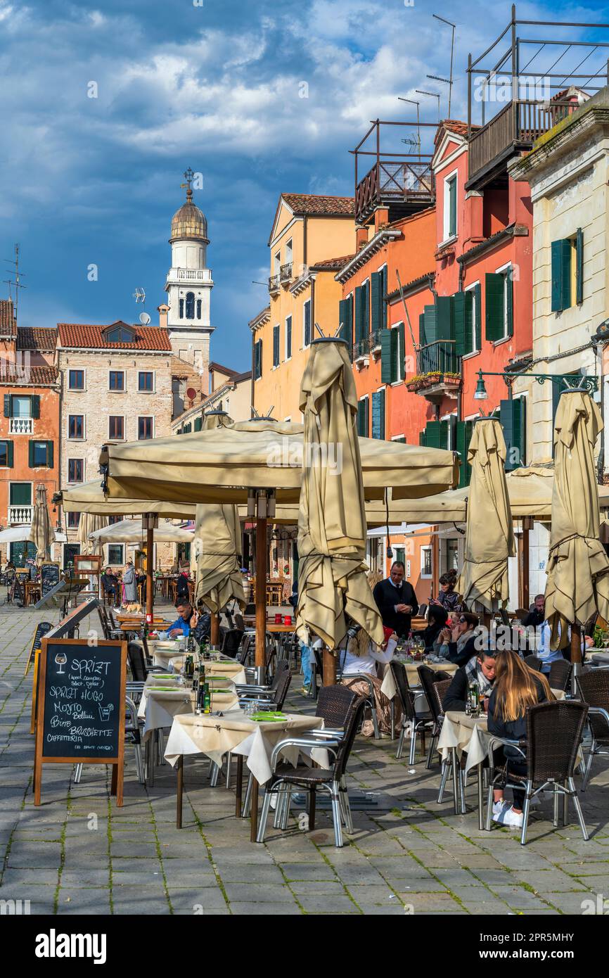 Café im Freien auf einem Platz in Dorsoduro, Venedig, Venetien, Italien Stockfoto
