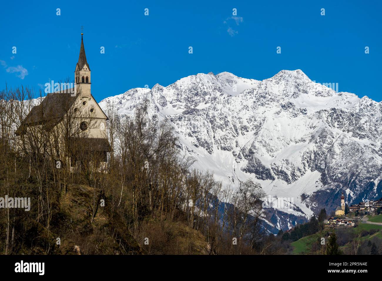 Kleine Alpenkirche mit schneebedeckten Stubai-Alpen im Hintergrund, Freienfeld-Campo di Trens, Trentino-Südtirol, Italien Stockfoto