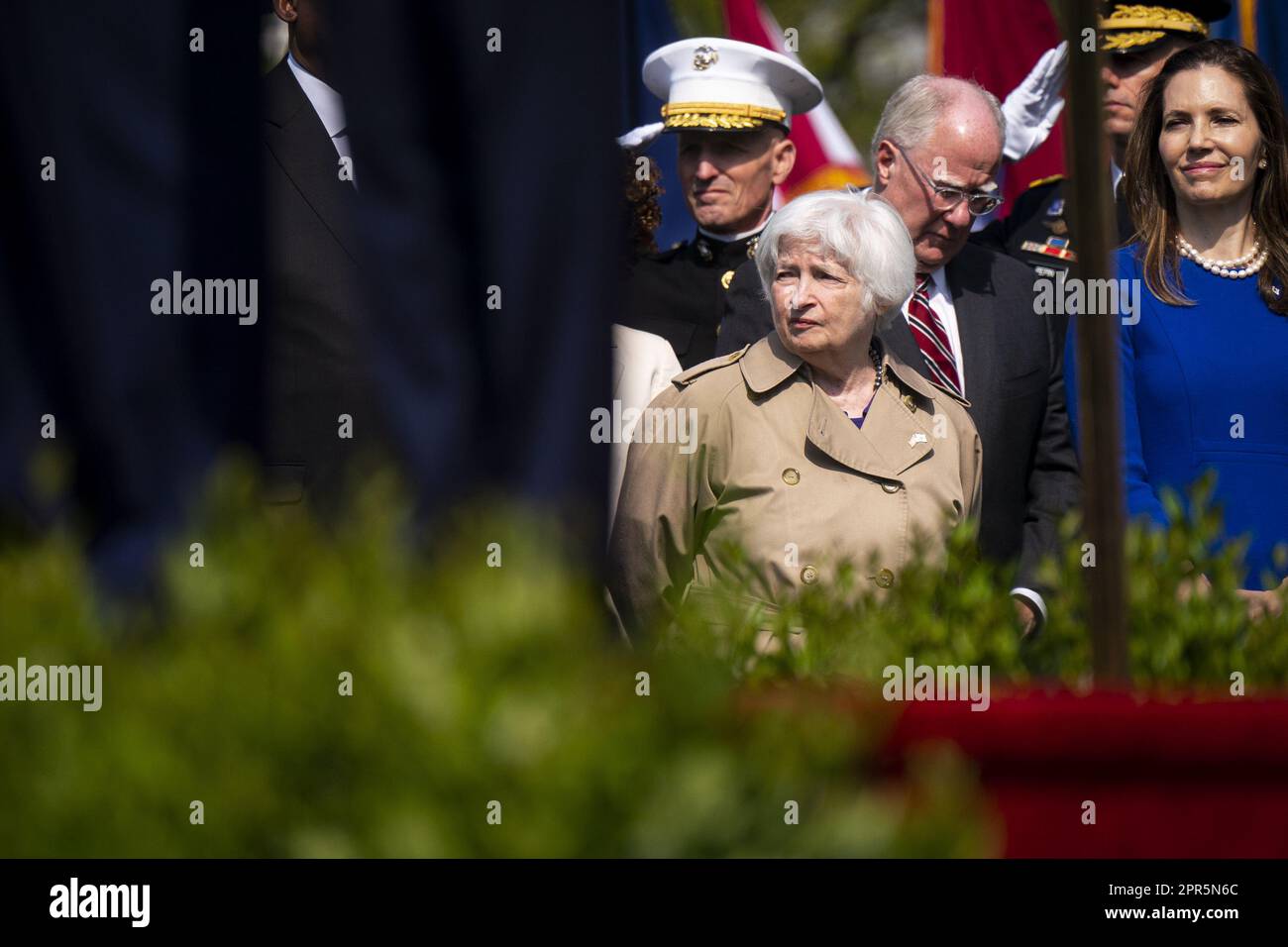 Washington, Usa. 26. April 2023. Finanzministerin Janet Yellen kommt zu einer Ankunftszeremonie für den südkoreanischen Präsidenten Yoon Suk Yeol während eines Staatsbesuchs im Weißen Haus in Washington, DC, am Mittwoch, den 26. April 2023. Yoon ist am zweiten Tag eines dreitägigen Besuchs in DC. Foto: Al Drago/UPI Credit: UPI/Alamy Live News Stockfoto
