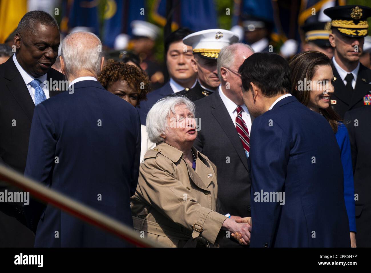 Washington, Usa. 26. April 2023. Finanzministerin Janet Yellen begrüßt den südkoreanischen Präsidenten Yoon Suk Yeol bei einem Staatsbesuch im Weißen Haus in Washington, DC, am Mittwoch, den 26. April 2023. Yoon ist am zweiten Tag eines dreitägigen Besuchs in DC. Foto: Al Drago/UPI Credit: UPI/Alamy Live News Stockfoto Washington, Usa. 26. April 2023. Finanzministerin Janet Yellen begrüßt den südkoreanischen Präsidenten Yoon Suk Yeol bei einem Staatsbesuch im Weißen Haus in Washington, DC, am Mittwoch, den 26. April 2023. Yoon ist am zweiten Tag eines dreitägigen Besuchs in DC. Foto: Al Drago/UPI Credit: UPI/Alamy Live News Stockfoto