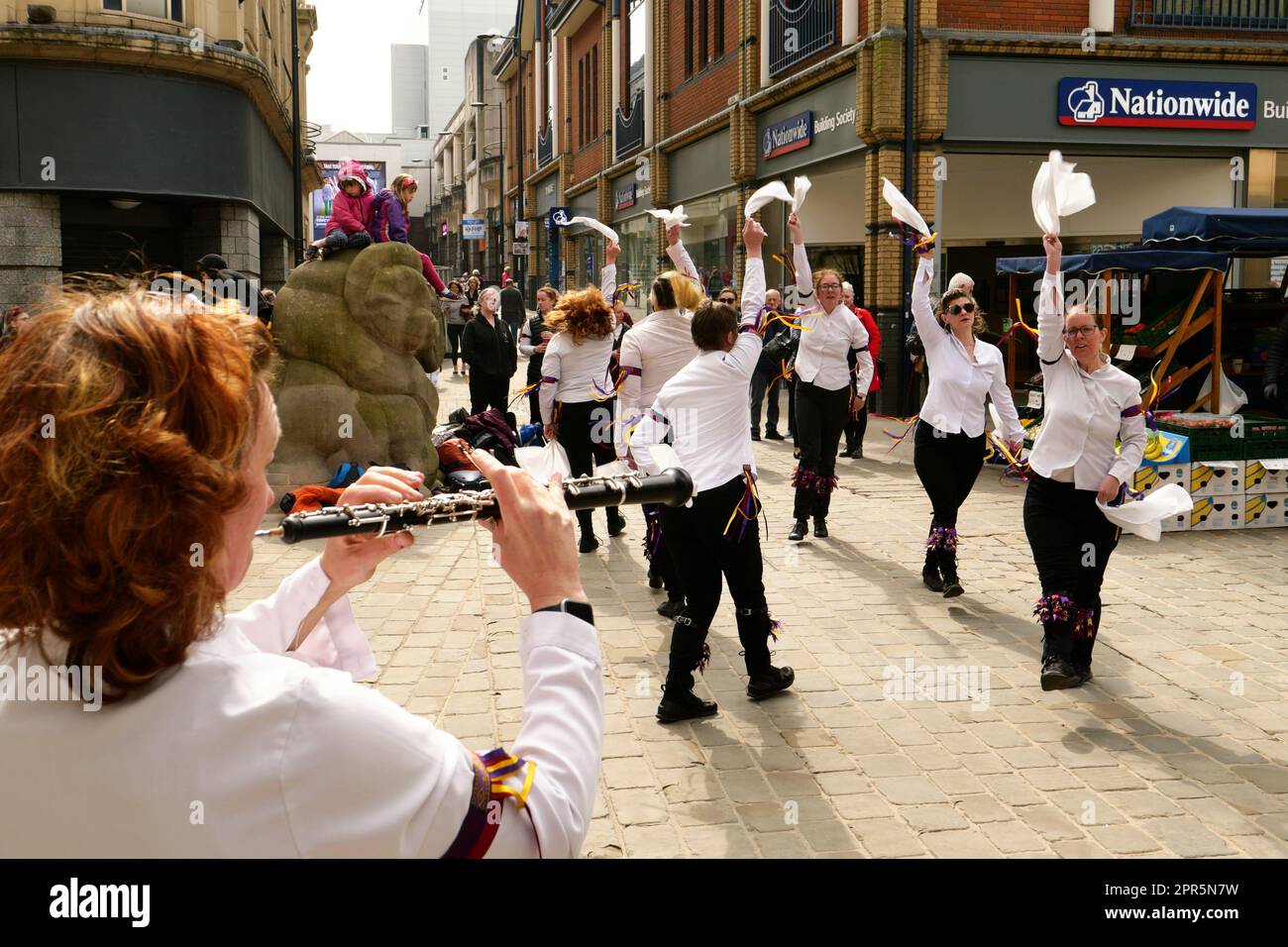 Saint George's Day Celebrations Derby 2023. Tänzer an der Kreuzung Stockfoto