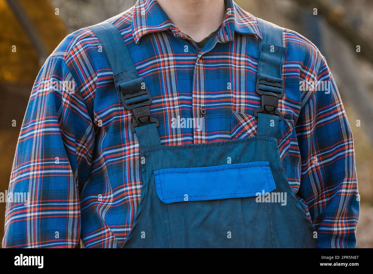 Farmer's oder Gardener's Bekleidung Erscheinungsbild Fashion Blue Hemd gemustert Karierte Jumpsuit Overalls. Stockfoto