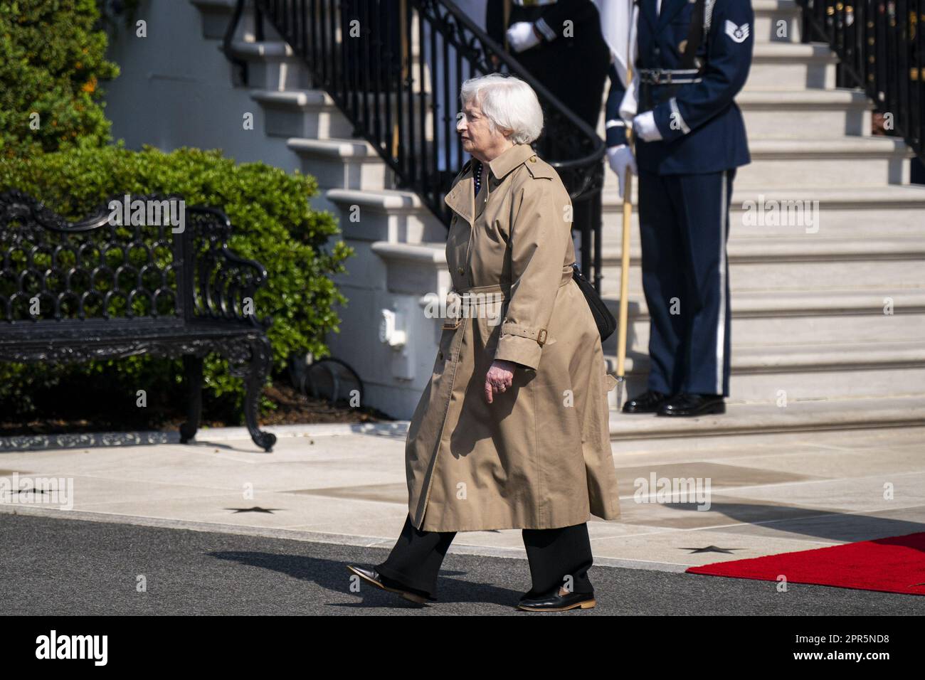 Washington, Usa. 26. April 2023. Finanzministerin Janet Yellen kommt zu einer Ankunftszeremonie für den südkoreanischen Präsidenten Yoon Suk Yeol während eines Staatsbesuchs im Weißen Haus in Washington, DC, am Mittwoch, den 26. April 2023. Yoon ist am zweiten Tag eines dreitägigen Besuchs in DC. Foto: Al Drago/UPI Credit: UPI/Alamy Live News Stockfoto Washington, Usa. 26. April 2023. Finanzministerin Janet Yellen kommt zu einer Ankunftszeremonie für den südkoreanischen Präsidenten Yoon Suk Yeol während eines Staatsbesuchs im Weißen Haus in Washington, DC, am Mittwoch, den 26. April 2023. Yoon ist am zweiten Tag eines dreitägigen Besuchs in DC. Foto: Al Drago/UPI Credit: UPI/Alamy Live News Stockfoto