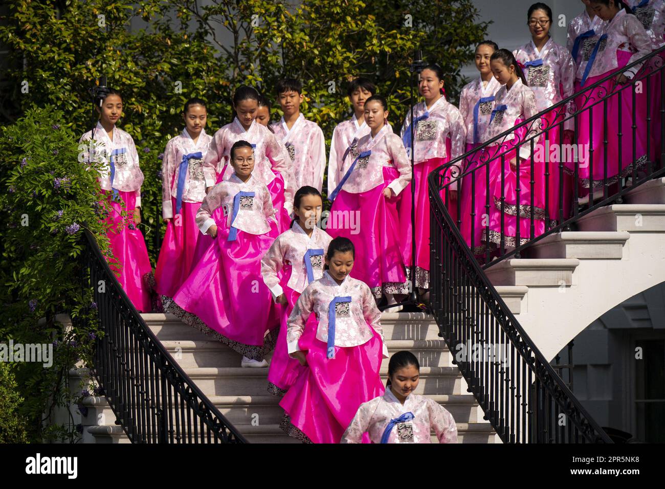 Washington, Usa. 26. April 2023. Der koreanisch-amerikanische Kinderchor der Korean School of New Jersey nimmt am Mittwoch, den 26. April 2023, an einer Ankunftszeremonie für den südkoreanischen Präsidenten Yoon Suk Yeol Teil. Yoon ist am zweiten Tag eines dreitägigen Besuchs in DC. Foto: Al Drago/UPI Credit: UPI/Alamy Live News Stockfoto