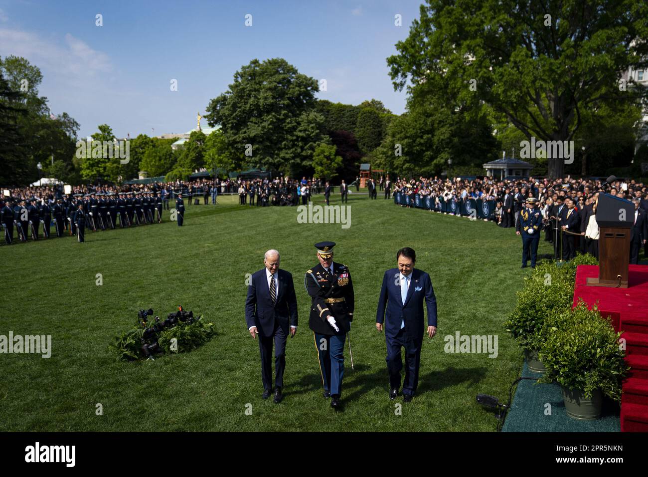 Washington, Usa. 26. April 2023. Präsident Joe Biden (L) und der südkoreanische Präsident Yoon Suk Yeol überprüfen die Truppen während eines Staatsbesuchs im Weißen Haus in Washington, DC, am Mittwoch, den 26. April 2023. Yoon ist am zweiten Tag eines dreitägigen Besuchs in DC. Foto: Al Drago/UPI Credit: UPI/Alamy Live News Stockfoto Washington, Usa. 26. April 2023. Präsident Joe Biden (L) und der südkoreanische Präsident Yoon Suk Yeol überprüfen die Truppen während eines Staatsbesuchs im Weißen Haus in Washington, DC, am Mittwoch, den 26. April 2023. Yoon ist am zweiten Tag eines dreitägigen Besuchs in DC. Foto: Al Drago/UPI Credit: UPI/Alamy Live News Stockfoto