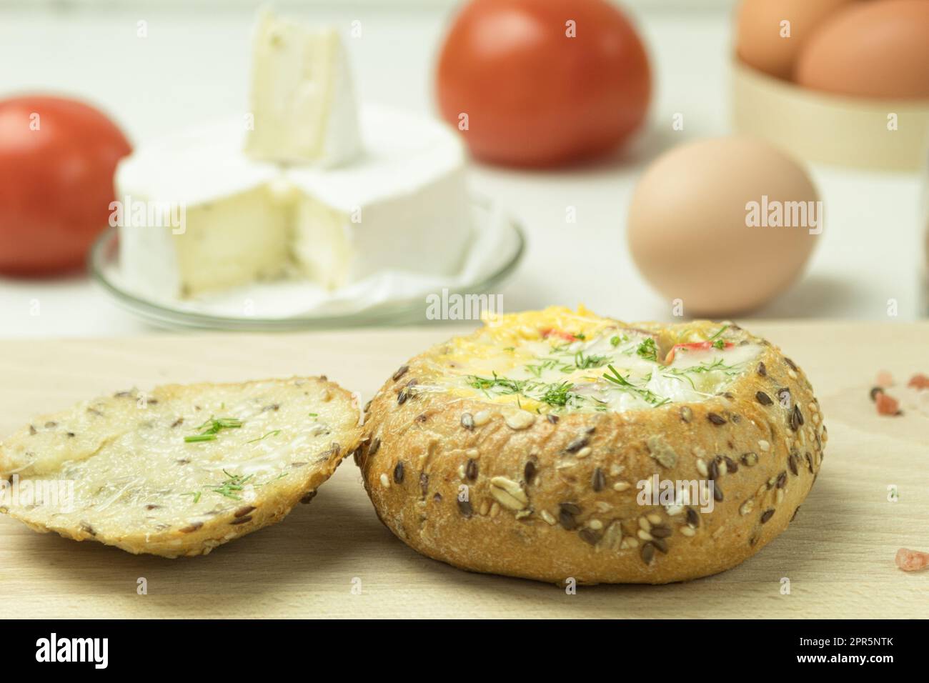 Brötchen mit Käse und Ei zum Frühstück. Sandwich mit Ei, Speck und Käse. Leckeres und gesundes Frühstück Stockfoto