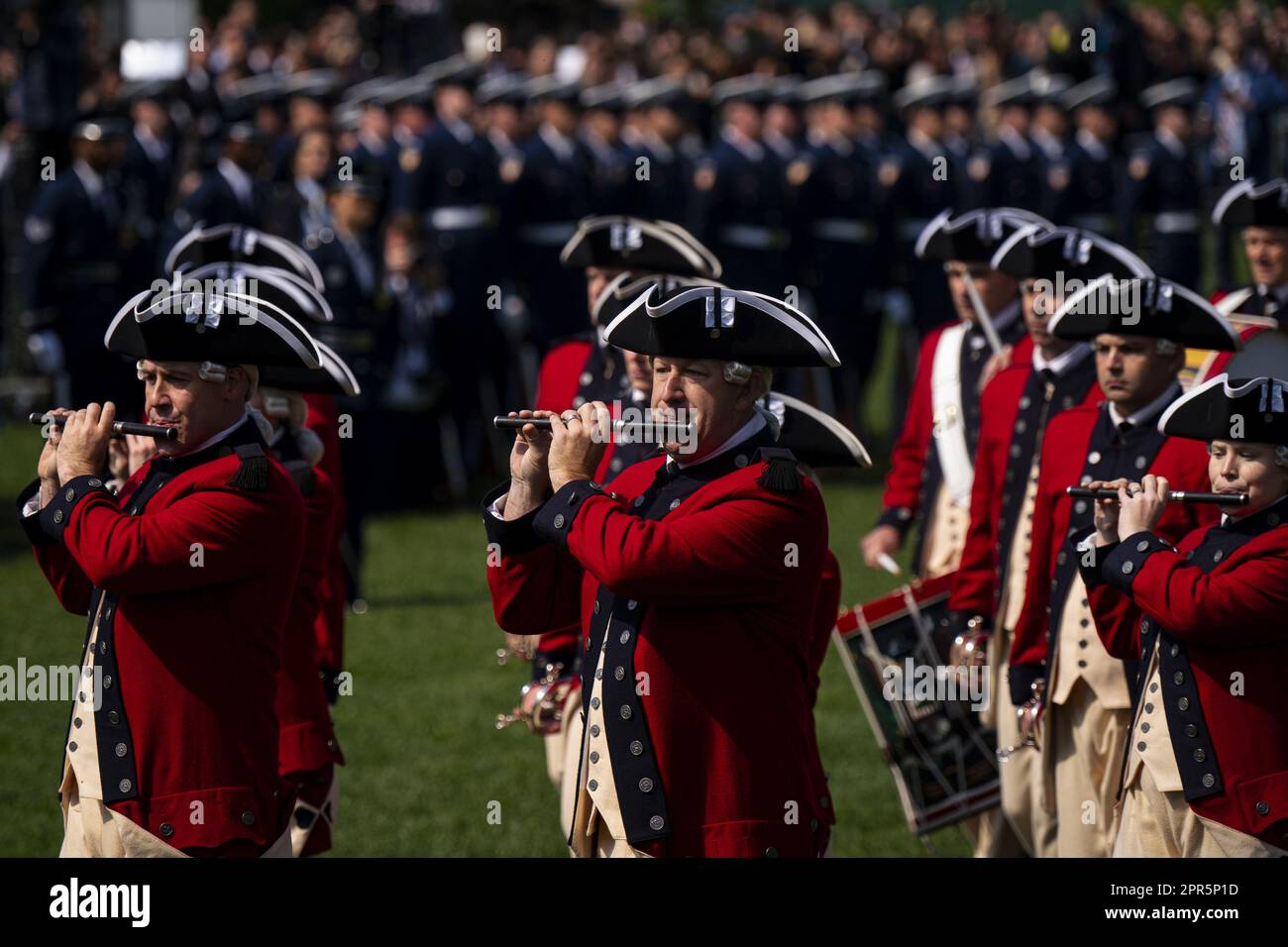 Washington, Usa. 26. April 2023. Das Old Guard Fife and Drum Corps tritt bei einer Ankunftszeremonie für den südkoreanischen Präsidenten Yoon Suk Yeol während eines Staatsbesuchs im Weißen Haus in Washington, DC, am Mittwoch, den 26. April 2023 auf. Yoon ist am zweiten Tag eines dreitägigen Besuchs in DC. Foto: Al Drago/UPI Credit: UPI/Alamy Live News Stockfoto