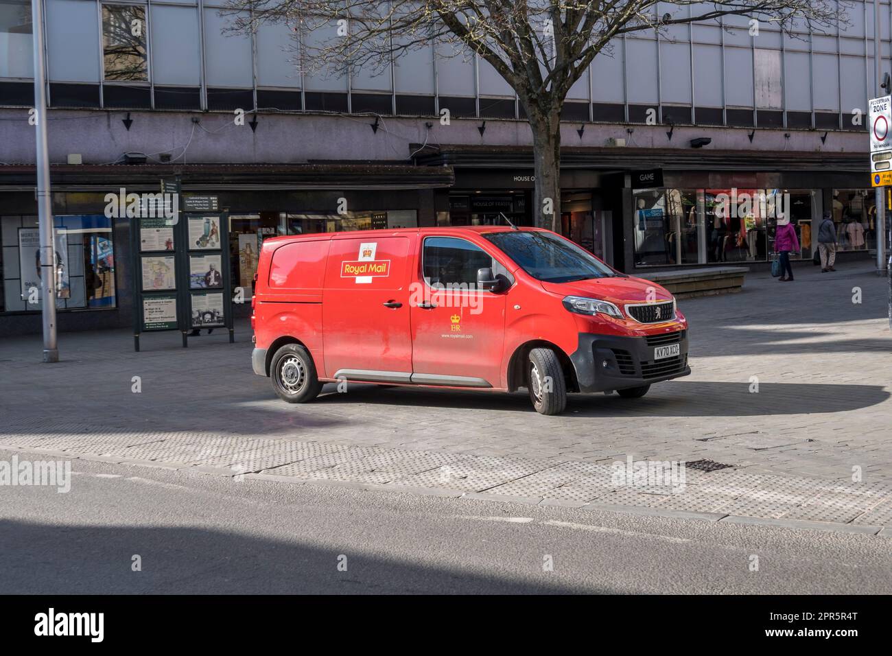 Royal Mail Van parkt in der High Street, Lincoln City 2023 Stockfoto