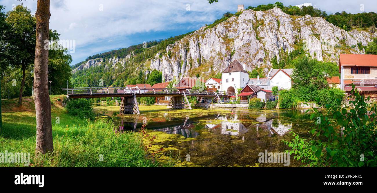 Kleinstadt Essing in Bayern in Deutschland mit Altmühl und alter Holzbrücke Stockfoto