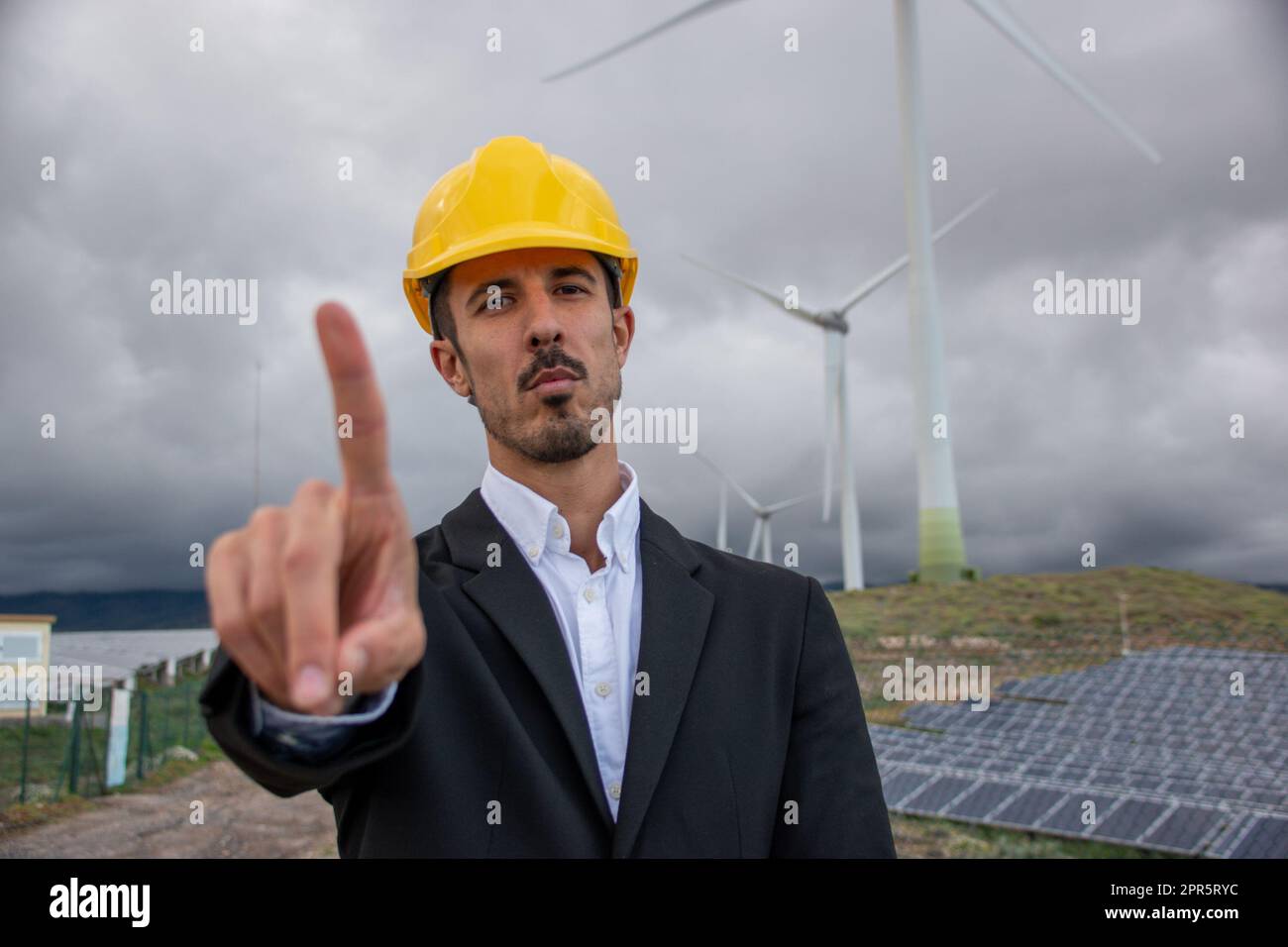 Ein kaukasischer enttäuschter Ingenieur, der mit seiner Hand auf einer Solarfarm Nein sagt Stockfoto