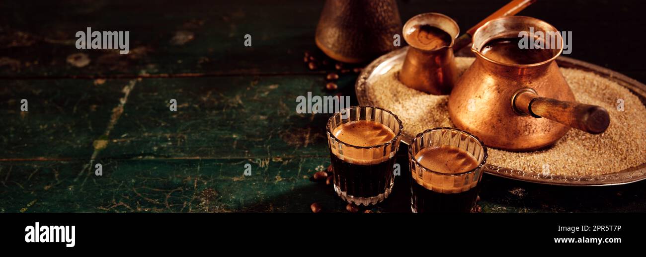 Traditioneller türkischer Kaffee auf einem Holztisch Stockfoto