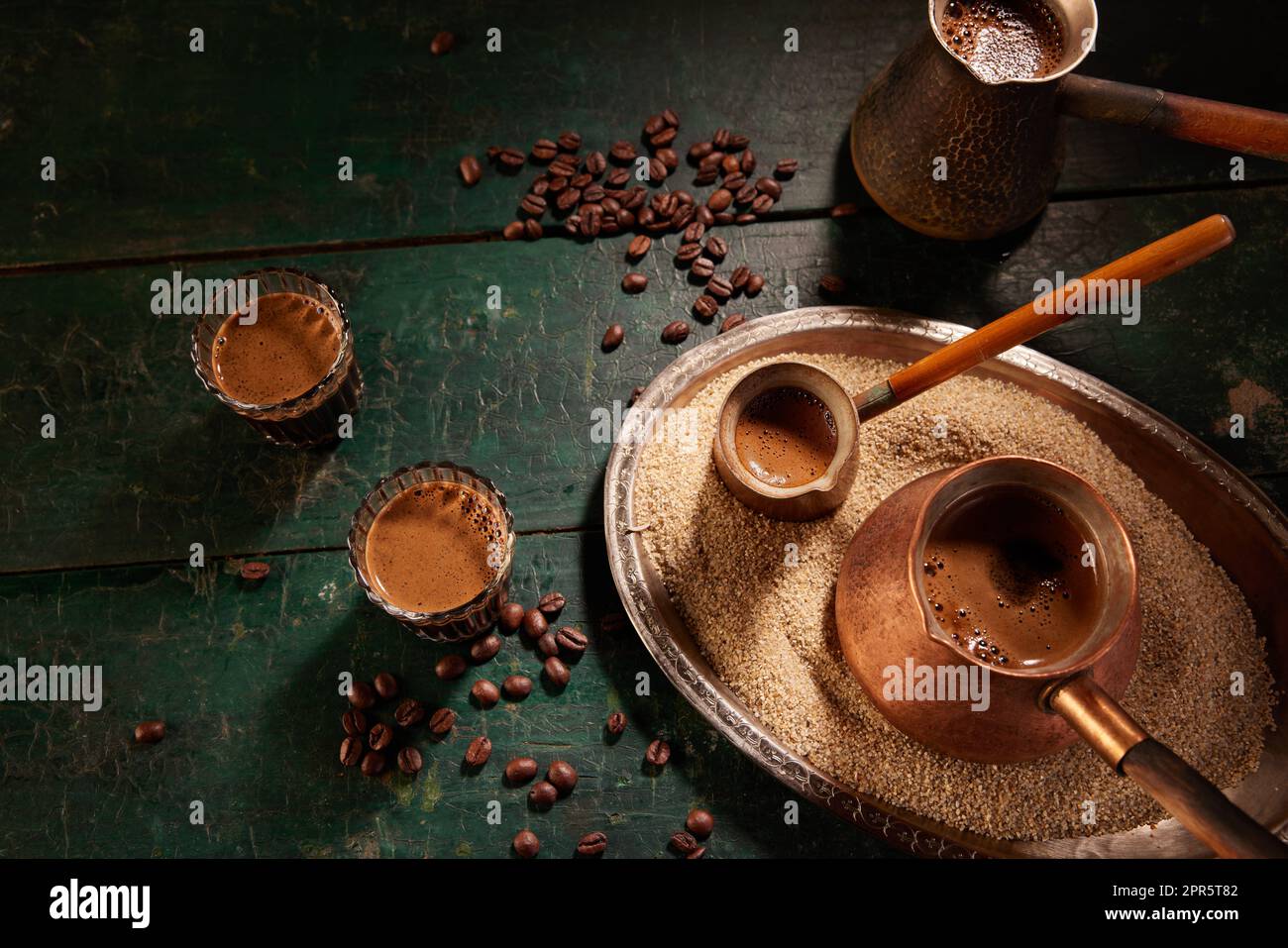 Gläser und Cezves mit orientalischem Kaffee Stockfoto