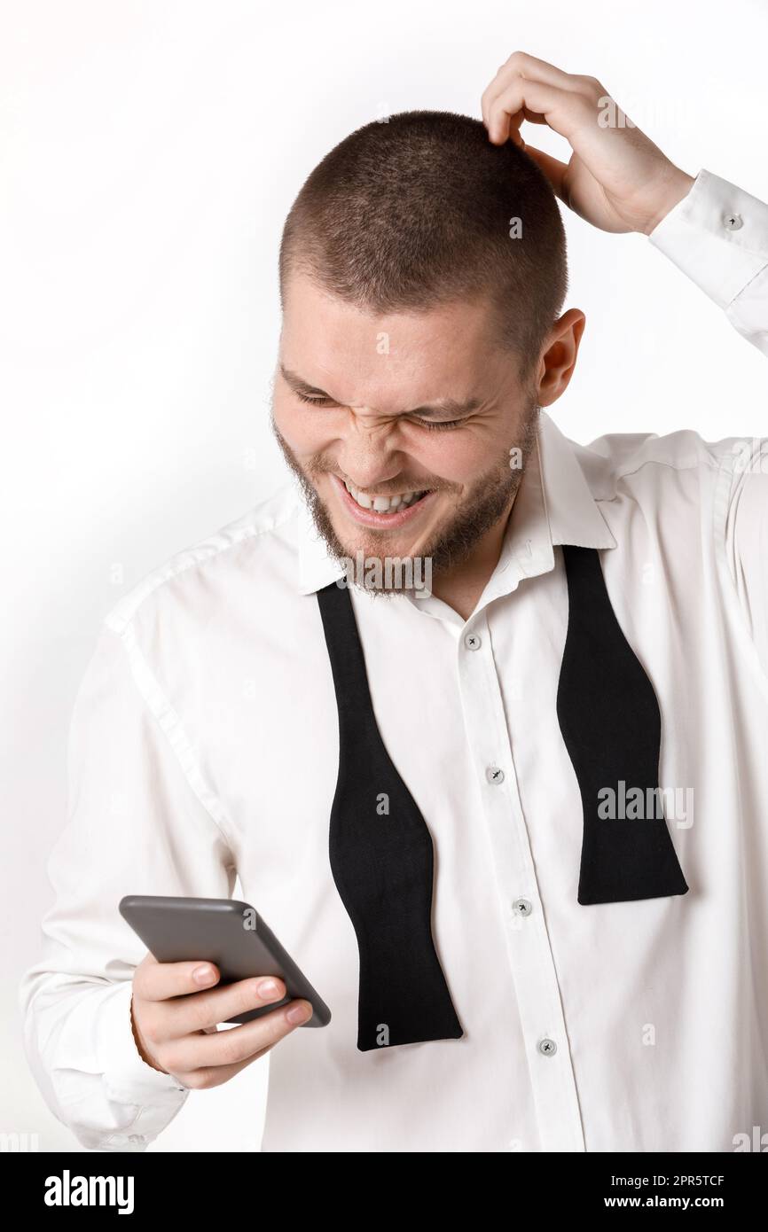 Portrait der junge Bartgeier Geschäftsmann nutzt Smartphone. Stockfoto