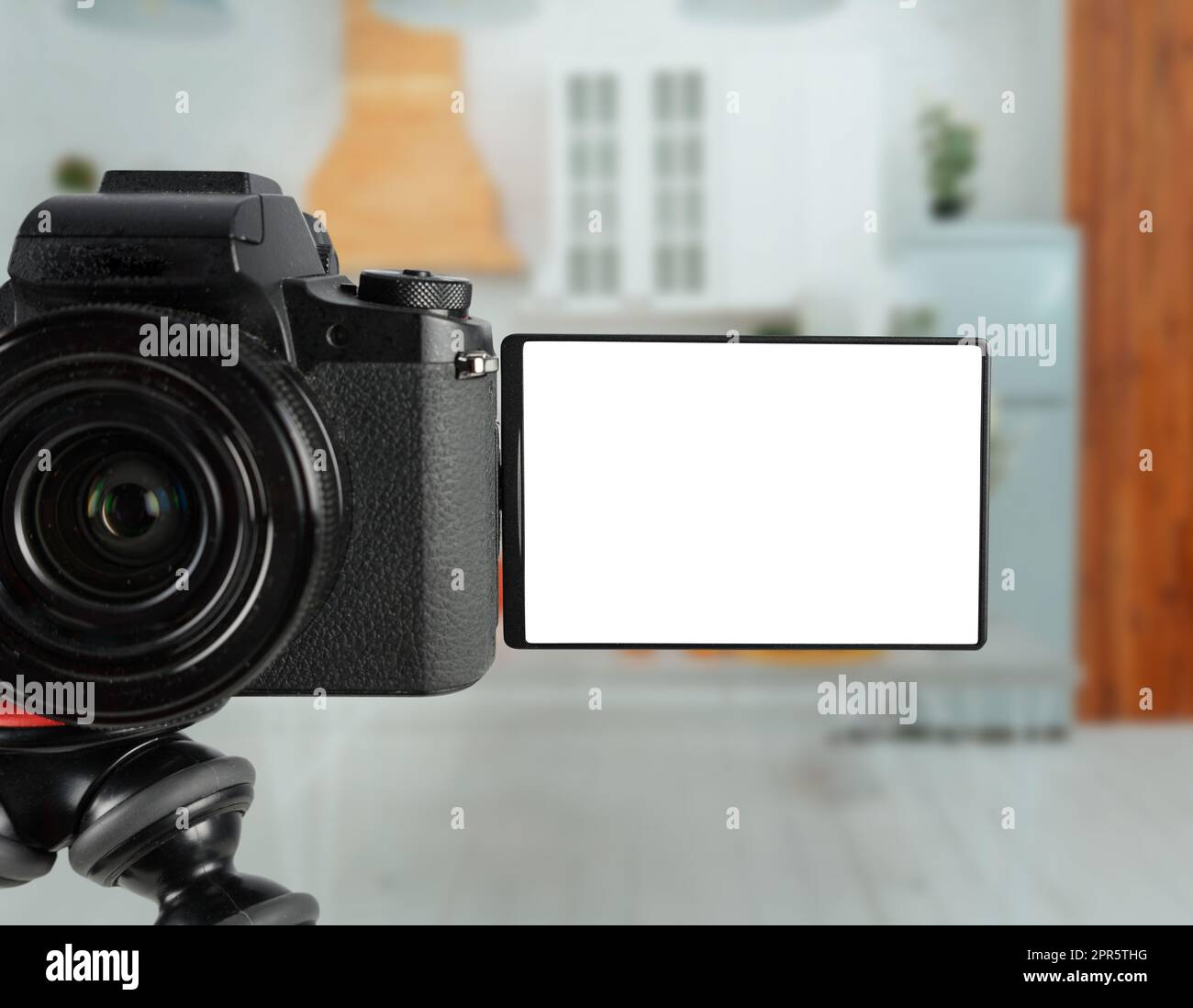 Moderne spiegellose Kamera bereit für Aufnahmen mit leerem Bildschirm Stockfoto